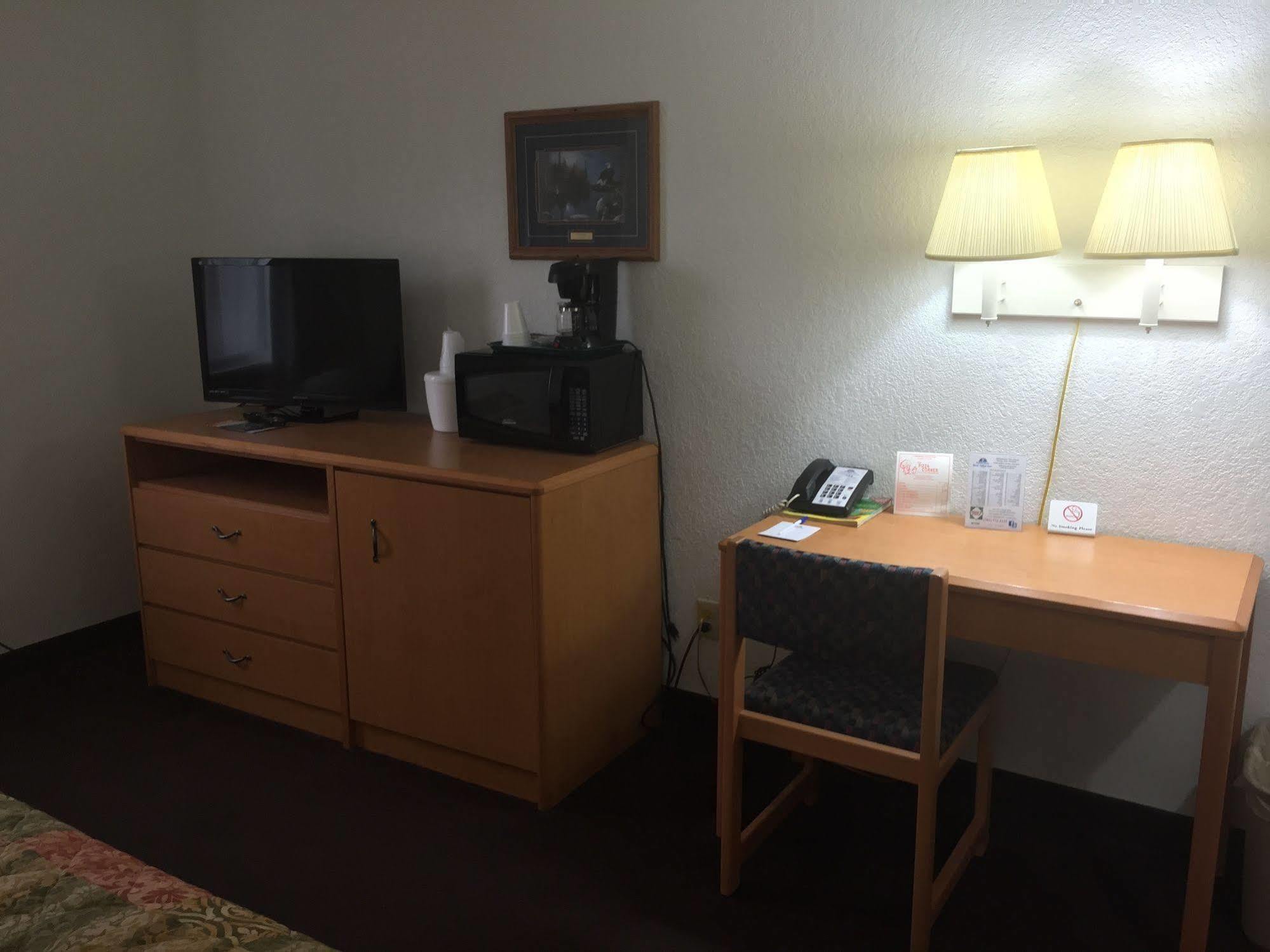 Americas Best Value Inn Grand Forks Exterior foto