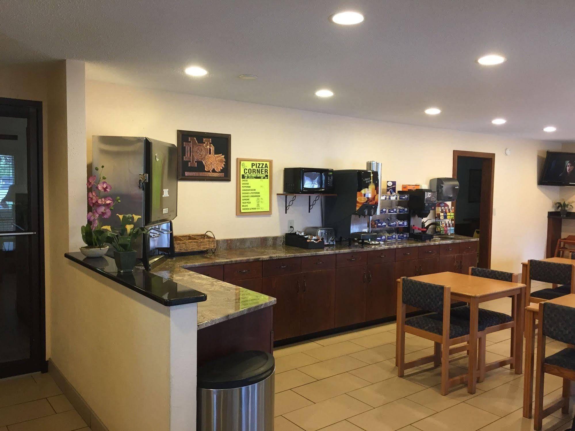 Americas Best Value Inn Grand Forks Exterior foto